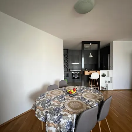 Apartment Dolphins Warna
